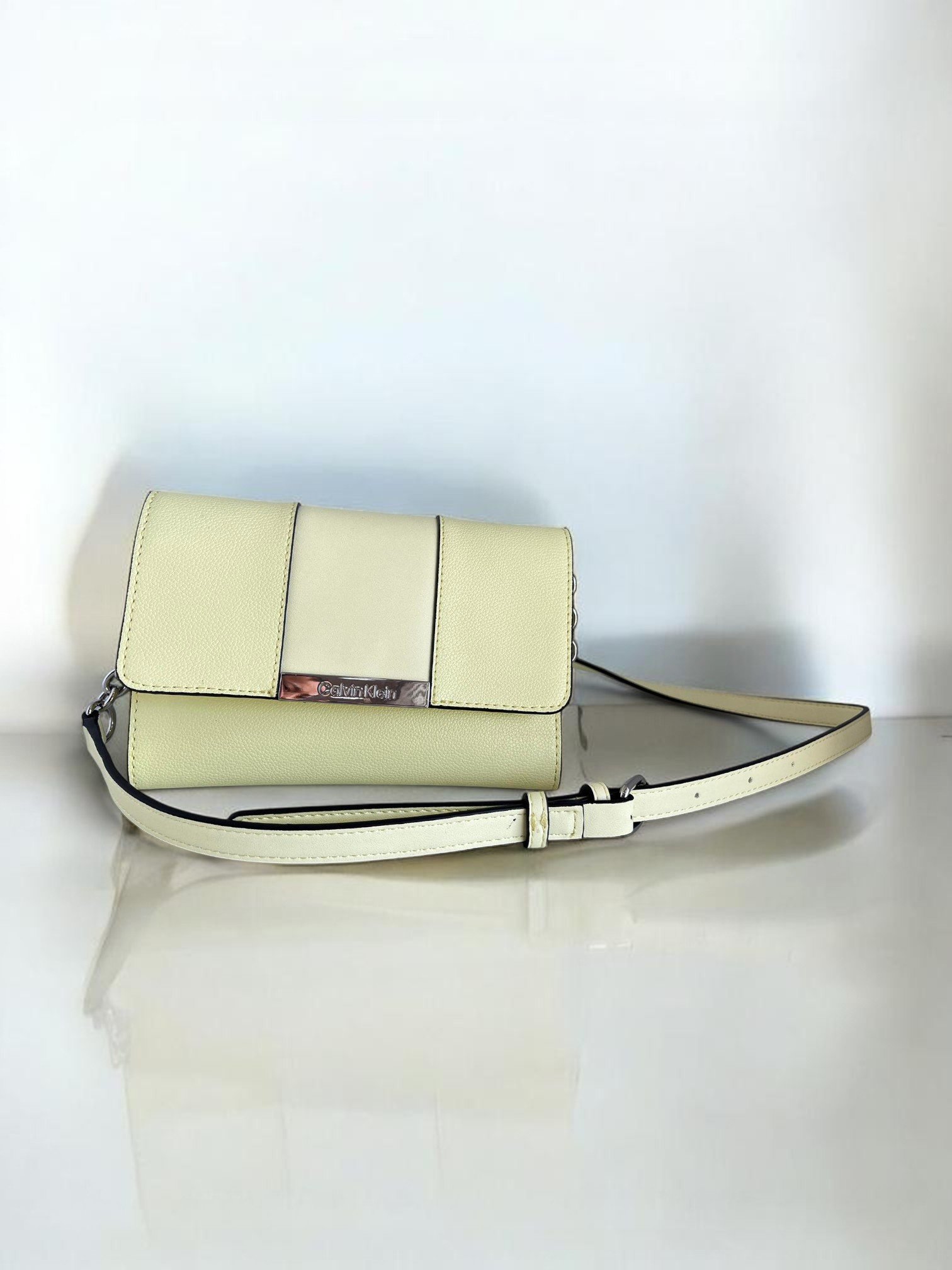 Calvin Klein Sling Wallet on a Chain Ajy Endive