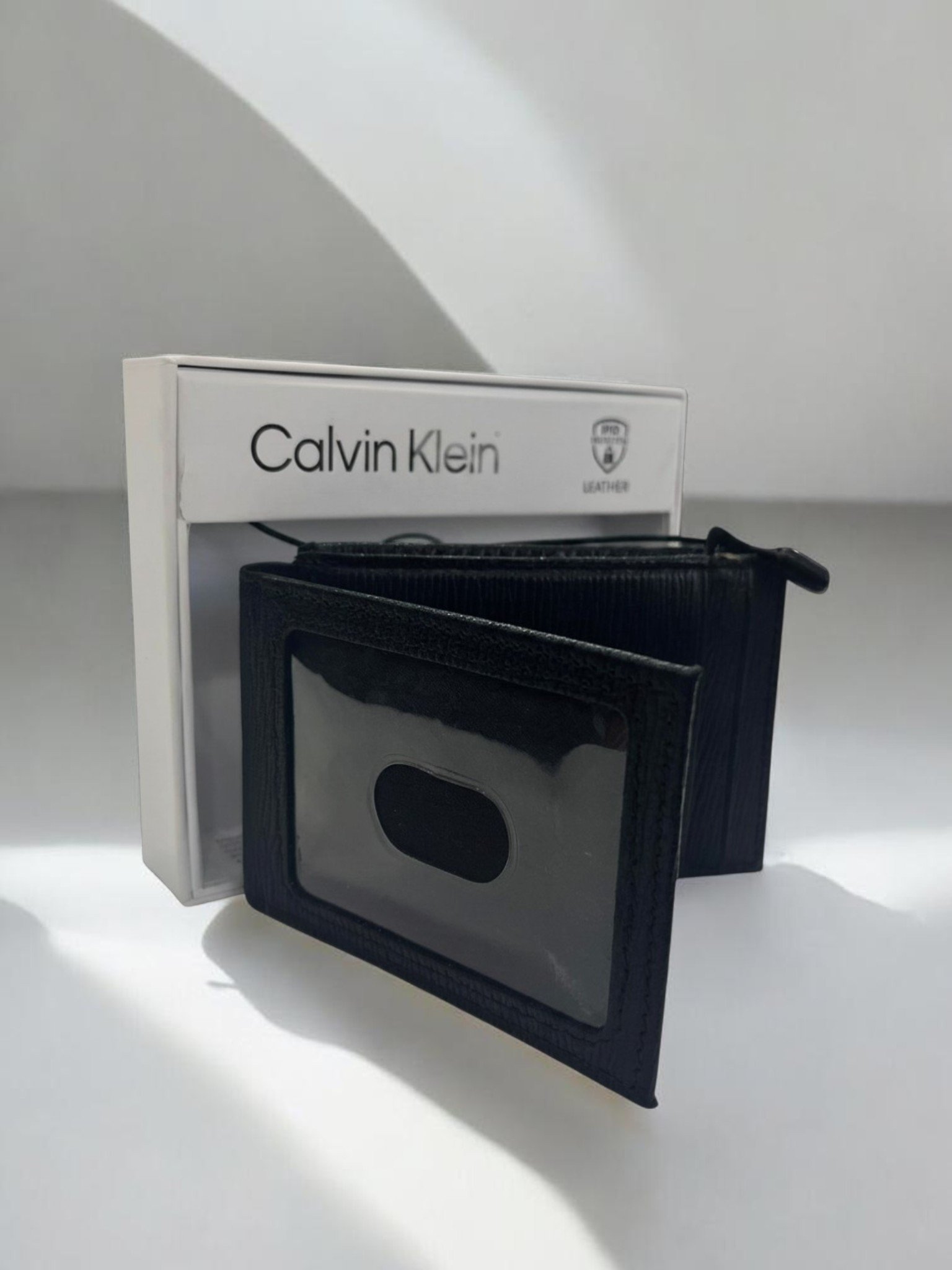 Calvin Klein Men's Leather Slim Minimalist Wallet / Card Wallet - Image 3