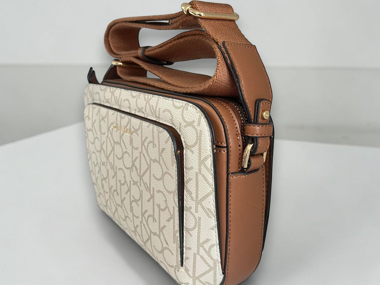 Calvin Klein Camera Bag Leather Van Vanilla - Image 3