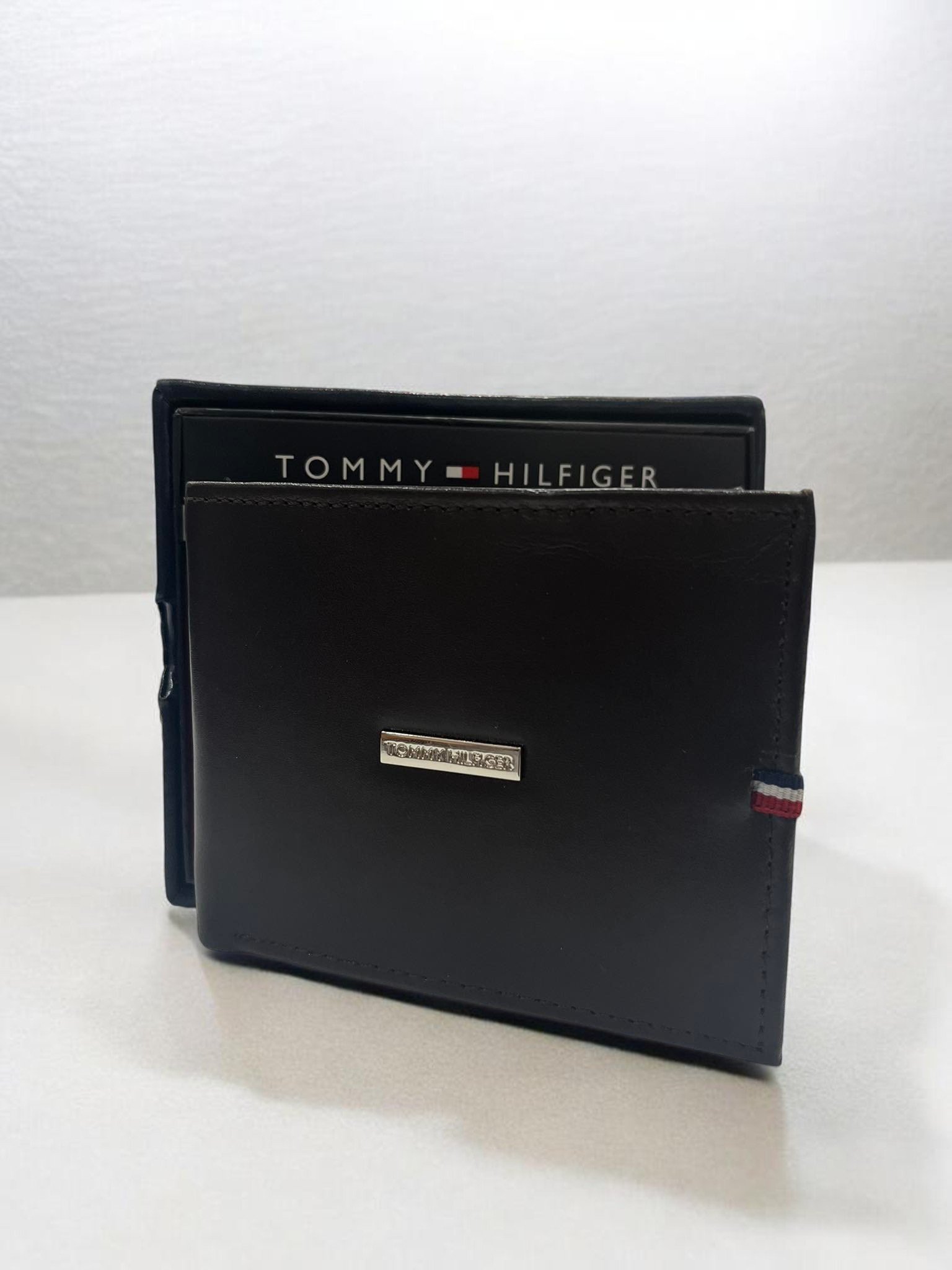 Tommy Hilfiger Men's Wallet Bifold Brown Leather