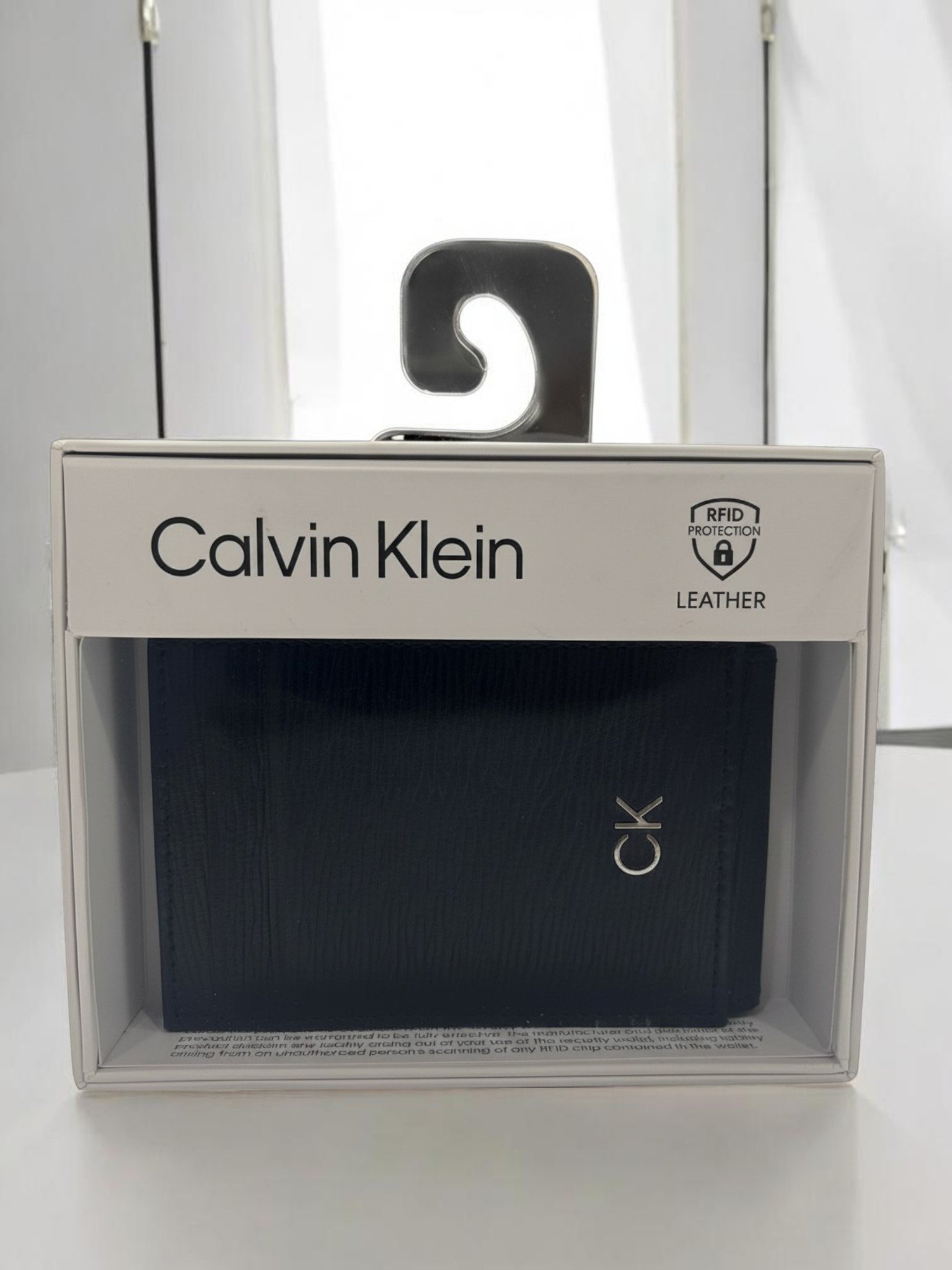 Calvin Klein Men's Leather Slim Minimalist Wallet / Card Wallet