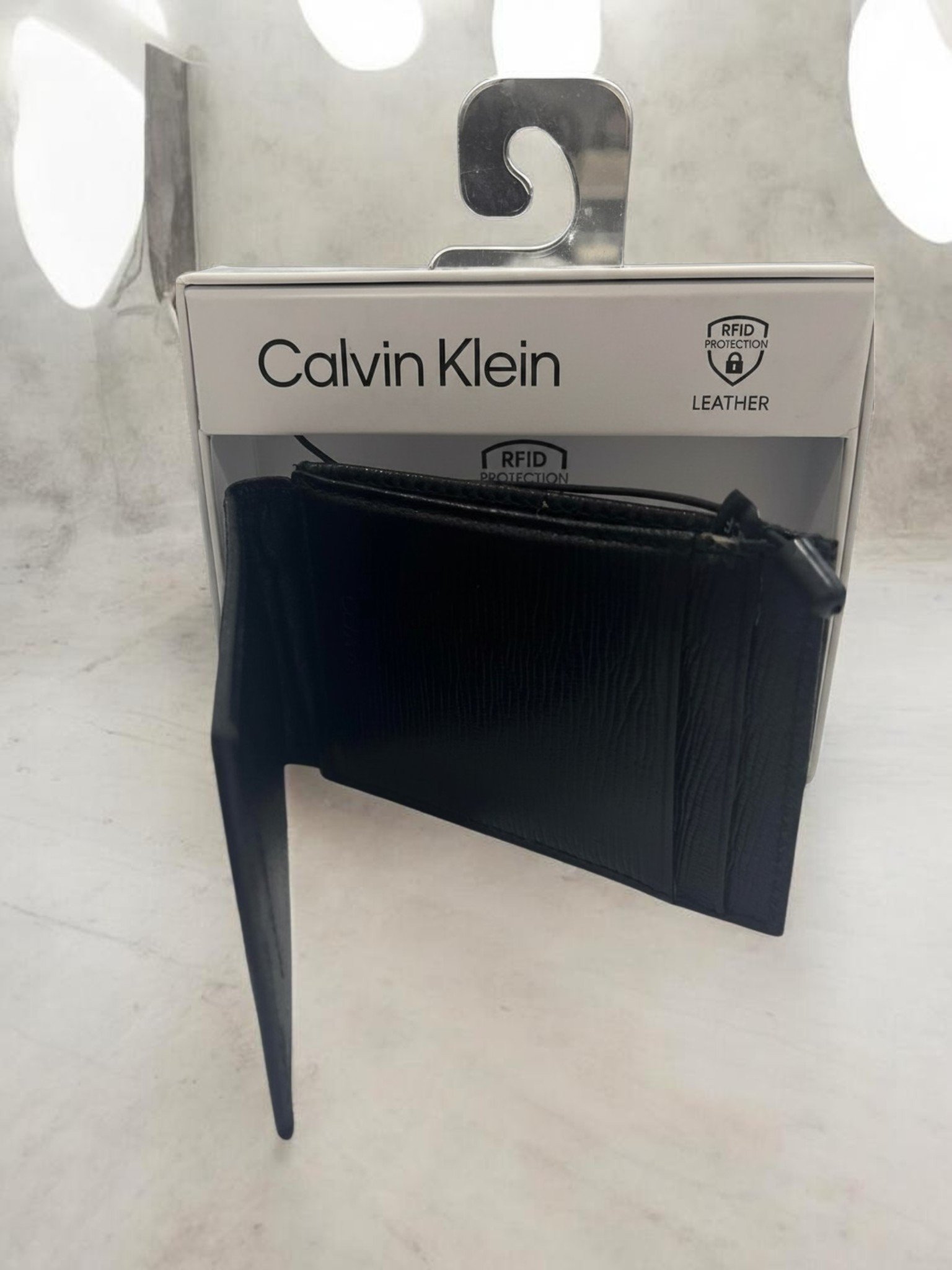 Calvin Klein Men's Leather Slim Minimalist Wallet / Card Wallet - Image 2