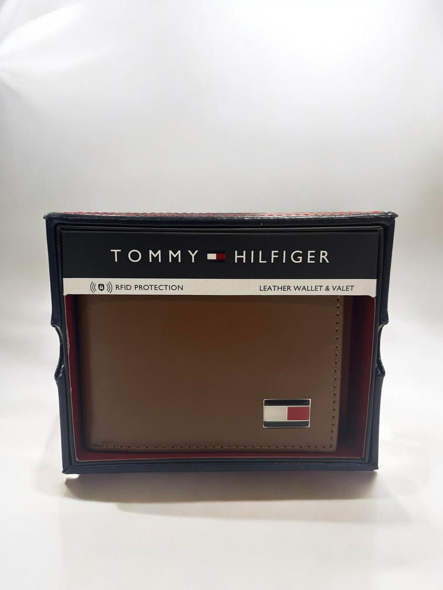 Tommy Hilfiger Men's Leather Bifold Wallet
