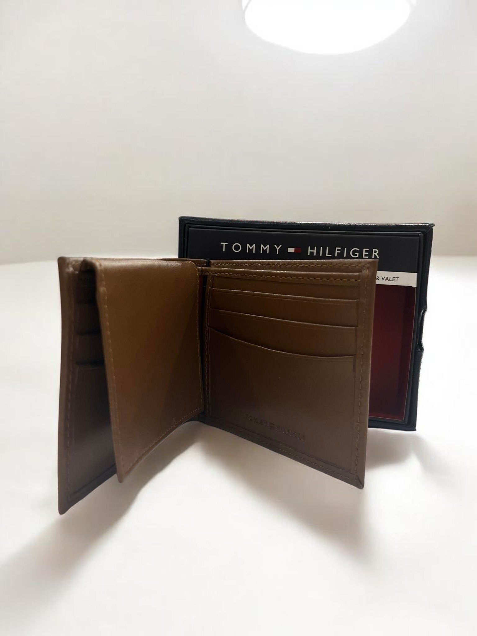 Tommy Hilfiger Men's Leather Bifold Wallet - Image 2
